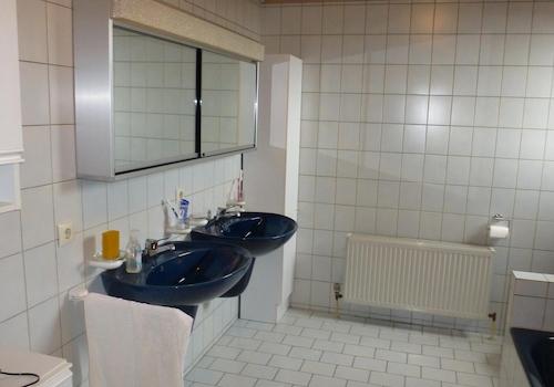 Bad2 OG, Dusche, Badewanne,WC