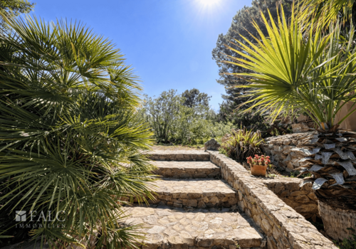 Rustikale Steinstufen