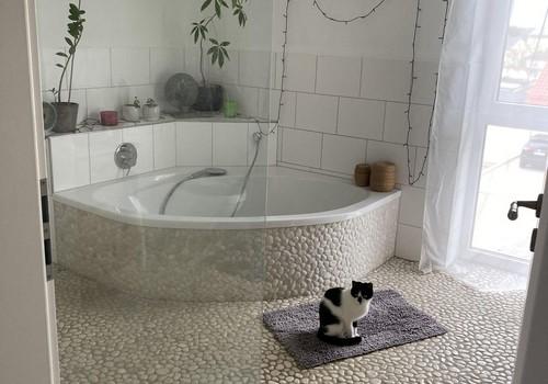 Bad mit offenem Duschbereich