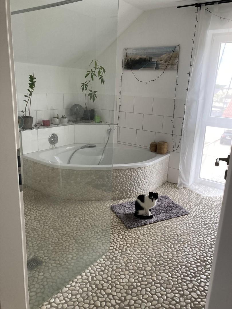 Bad mit offenem Duschbereich