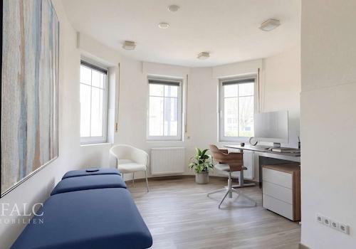 Behandlungszimmer (Einrichtungsbeispiel)