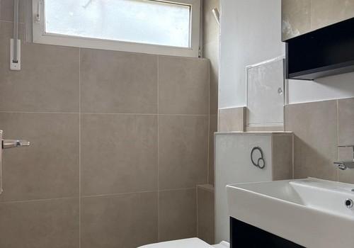 Frisch saniertes Tageslichtbad