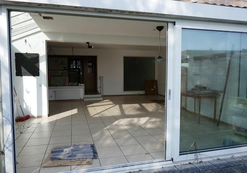 Blick ins Haus aus dem Garten