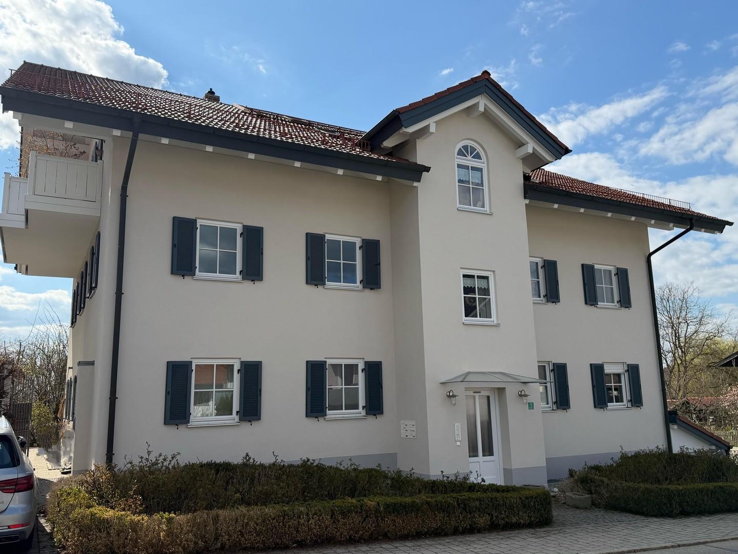 Eingang mit Rosenbeet