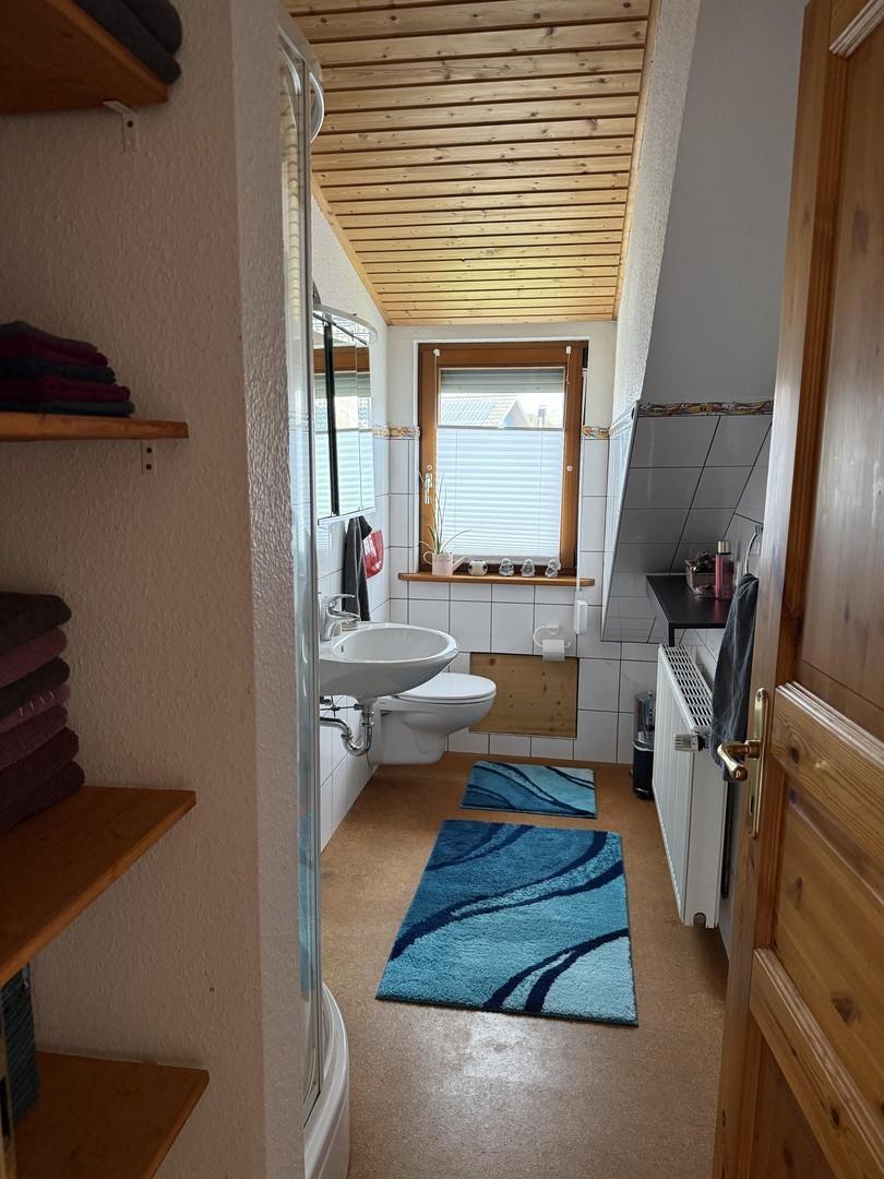 Badezimmer mit Dusche oben