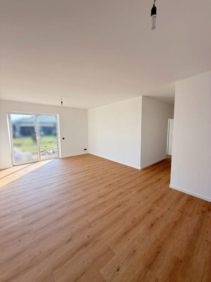 Wohnzimmer mit Zugang zur Terrasse