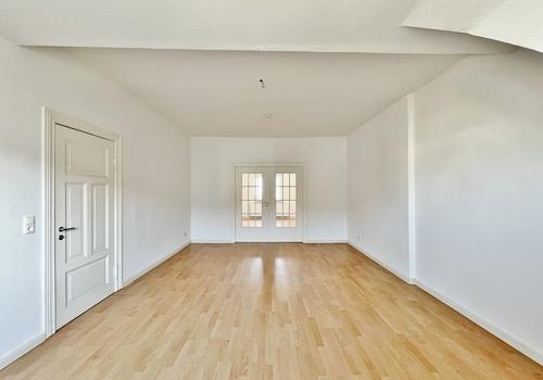 Wohnzimmer mit Zugang zur Küche