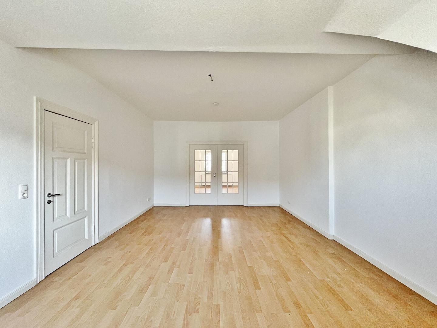 Wohnzimmer mit Zugang zur Küche