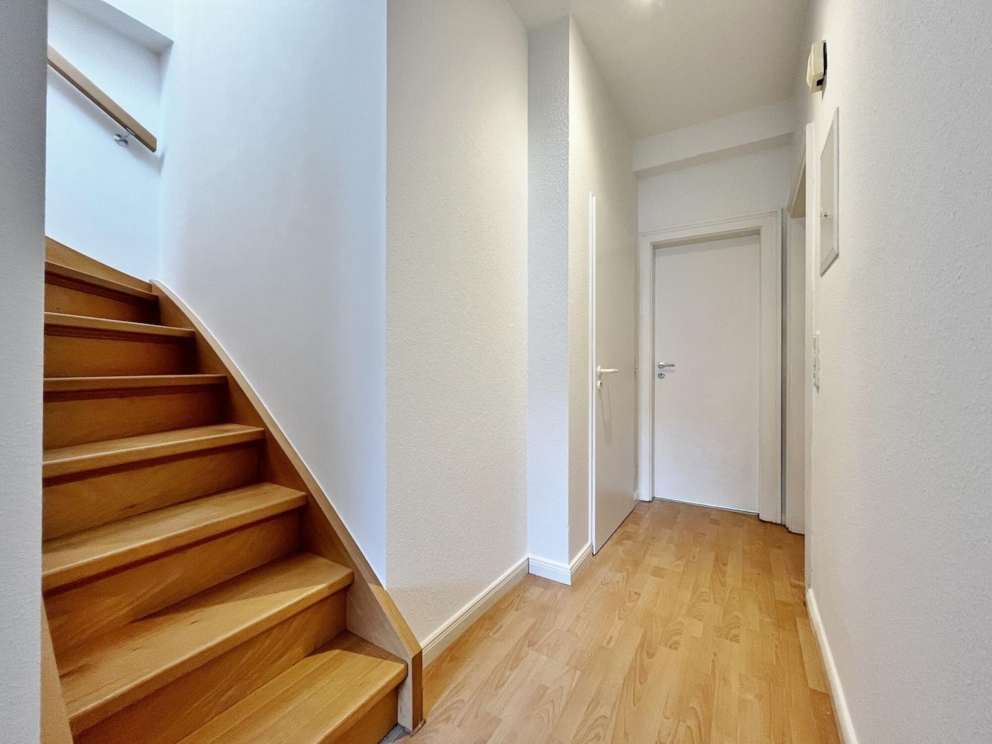 rückwärtige Diele mit Treppe zum Atelier