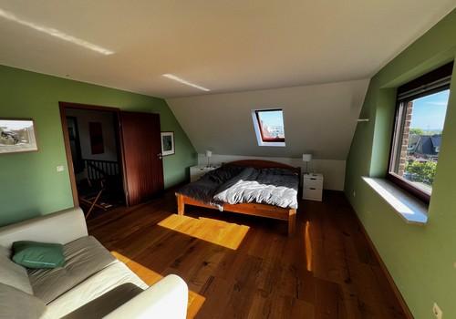 Großes Schlafzimmer im OG