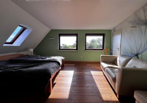 Großes Schlafzimmer im OG