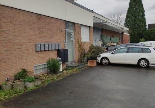 Parkplätze u. Eingang