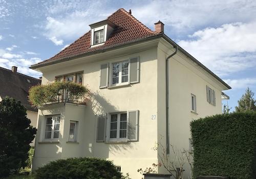 Straßenansicht mit Erker