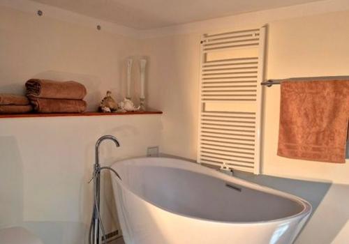 Bad mit Badewanne