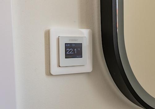 Badezimmer mit beleuchtetem Spiegel und elektr. Fußbodenheizung (EG)