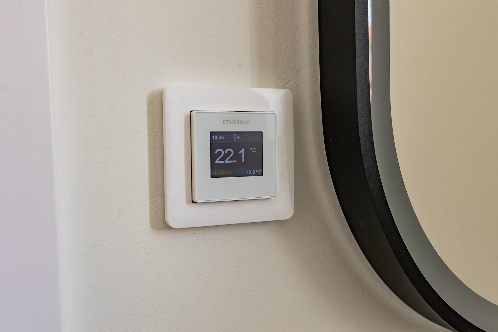 Badezimmer mit beleuchtetem Spiegel und elektr. Fußbodenheizung (EG)