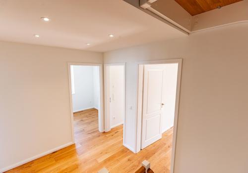 Flur mit deckengleichen Spots (OG)