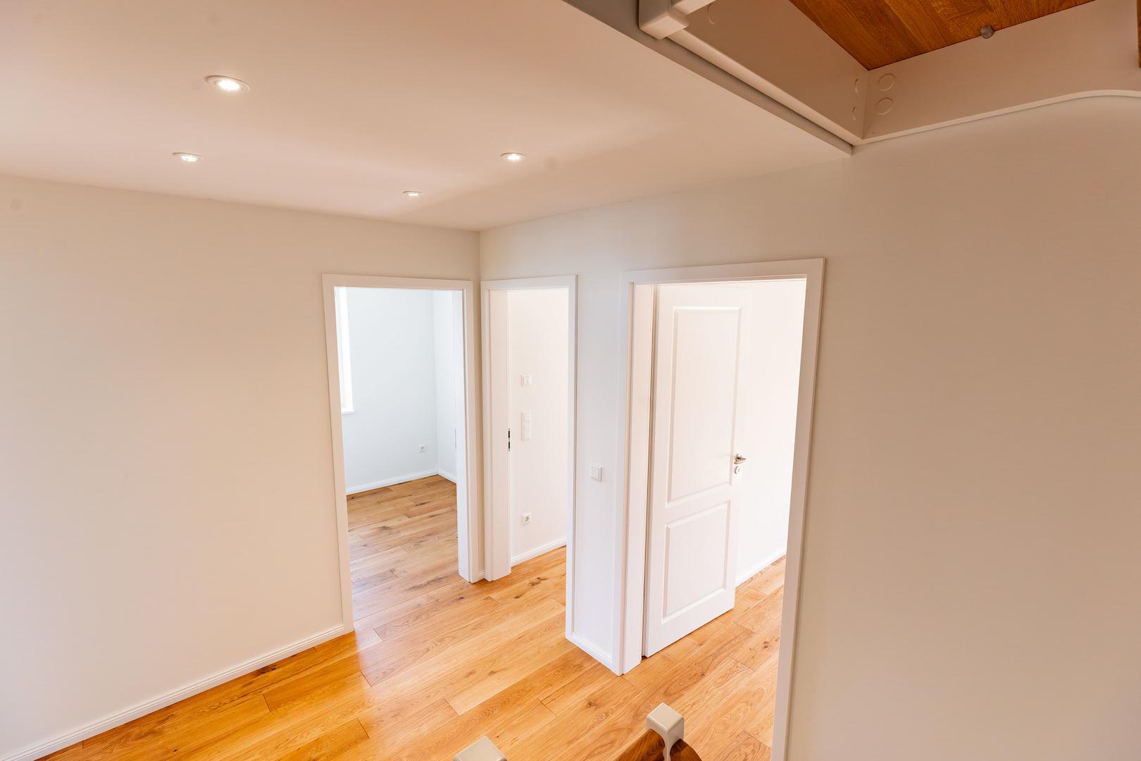 Flur mit deckengleichen Spots (OG)