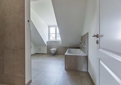 Badezimmer mit ebenerdiger Dusche und Badewanne (OG)