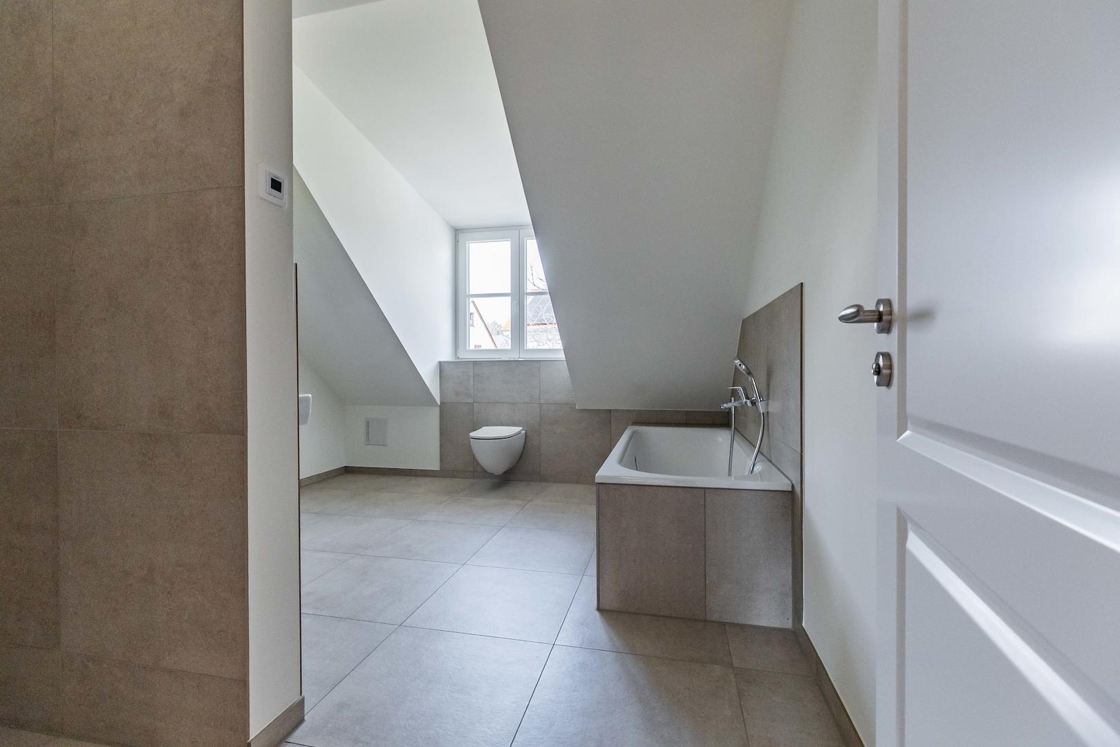 Badezimmer mit ebenerdiger Dusche und Badewanne (OG)