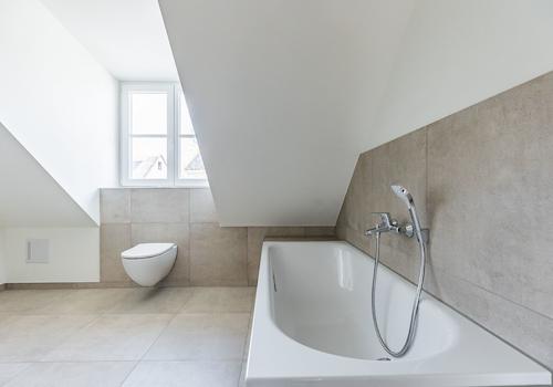 Badezimmer mit ebenerdiger Dusche und Badewanne (OG)