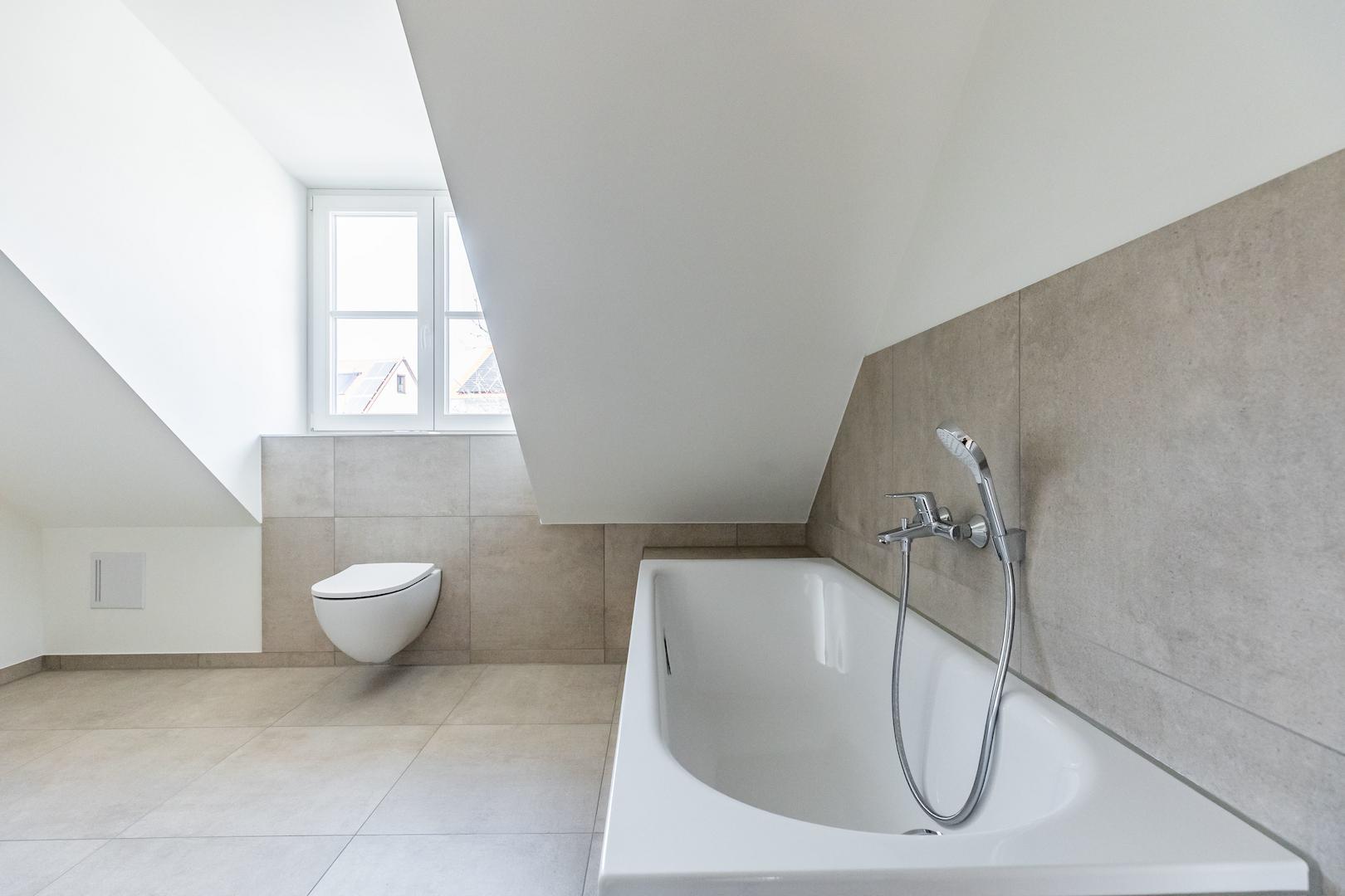 Badezimmer mit ebenerdiger Dusche und Badewanne (OG)