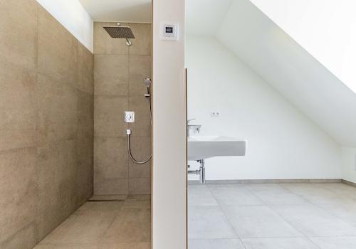 Badezimmer mit ebenerdiger Dusche und Badewanne (OG)