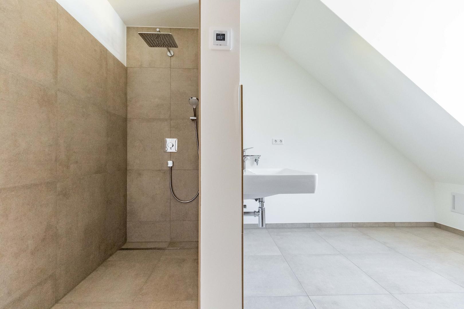 Badezimmer mit ebenerdiger Dusche und Badewanne (OG)