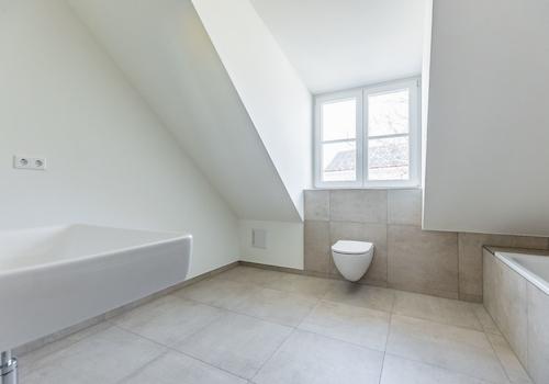 Badezimmer mit ebenerdiger Dusche und Badewanne (OG)