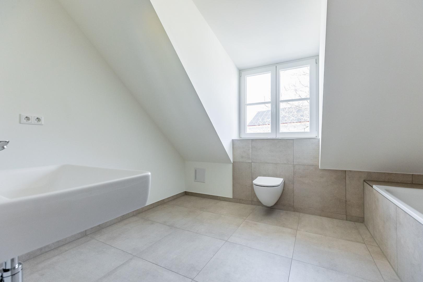 Badezimmer mit ebenerdiger Dusche und Badewanne (OG)