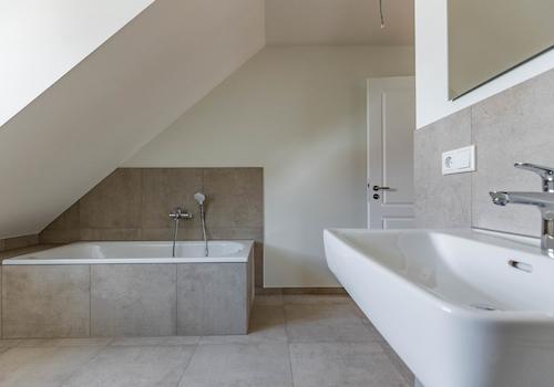 Badezimmer mit ebenerdiger Dusche und Badewanne (OG)