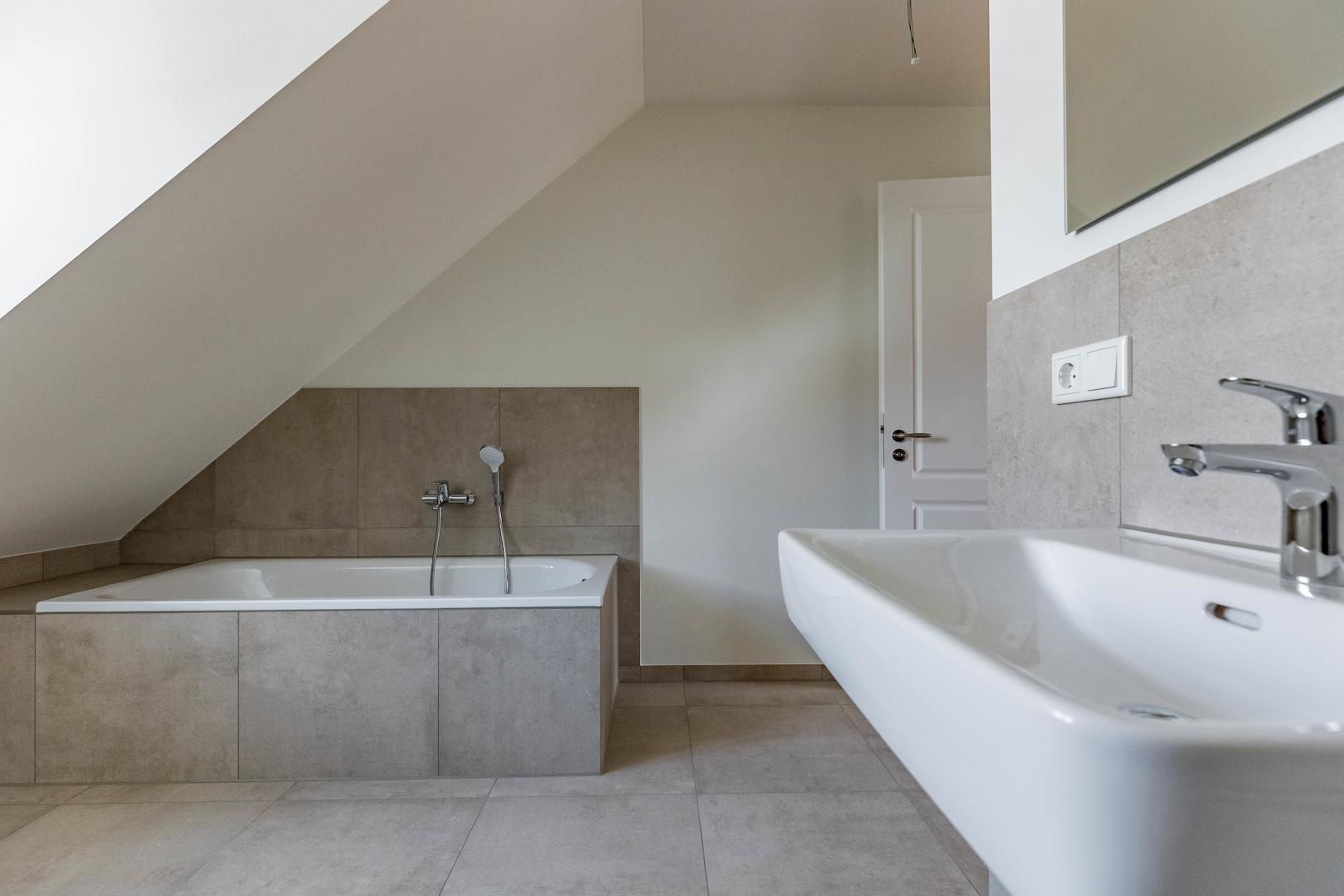 Badezimmer mit ebenerdiger Dusche und Badewanne (OG)