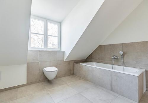 Badezimmer mit ebenerdiger Dusche und Badewanne (OG)