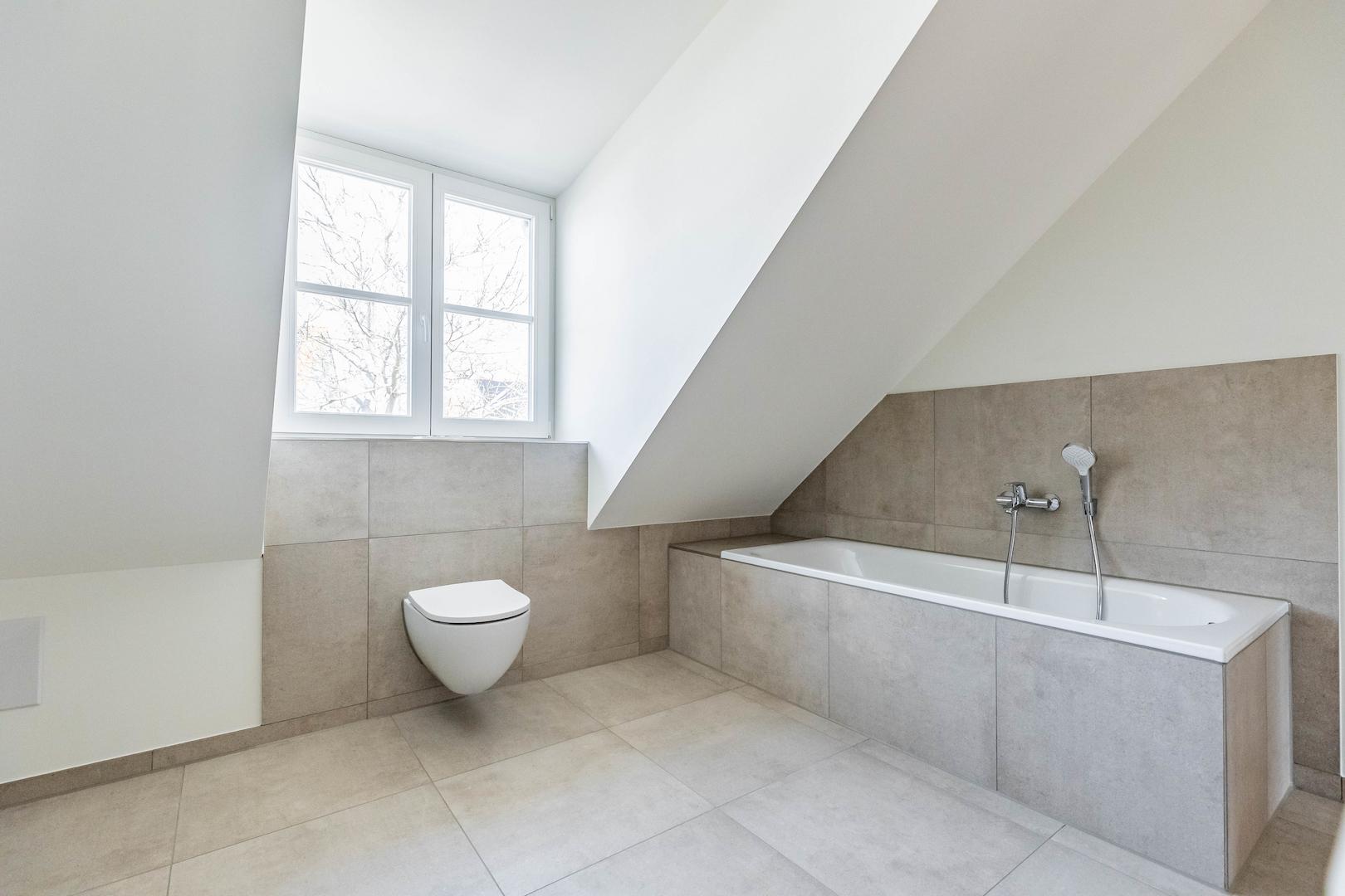 Badezimmer mit ebenerdiger Dusche und Badewanne (OG)