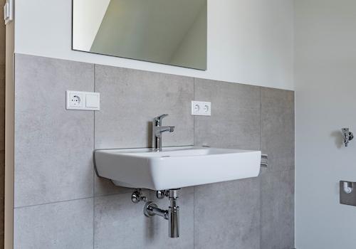 Badezimmer mit ebenerdiger Dusche und Badewanne (OG)