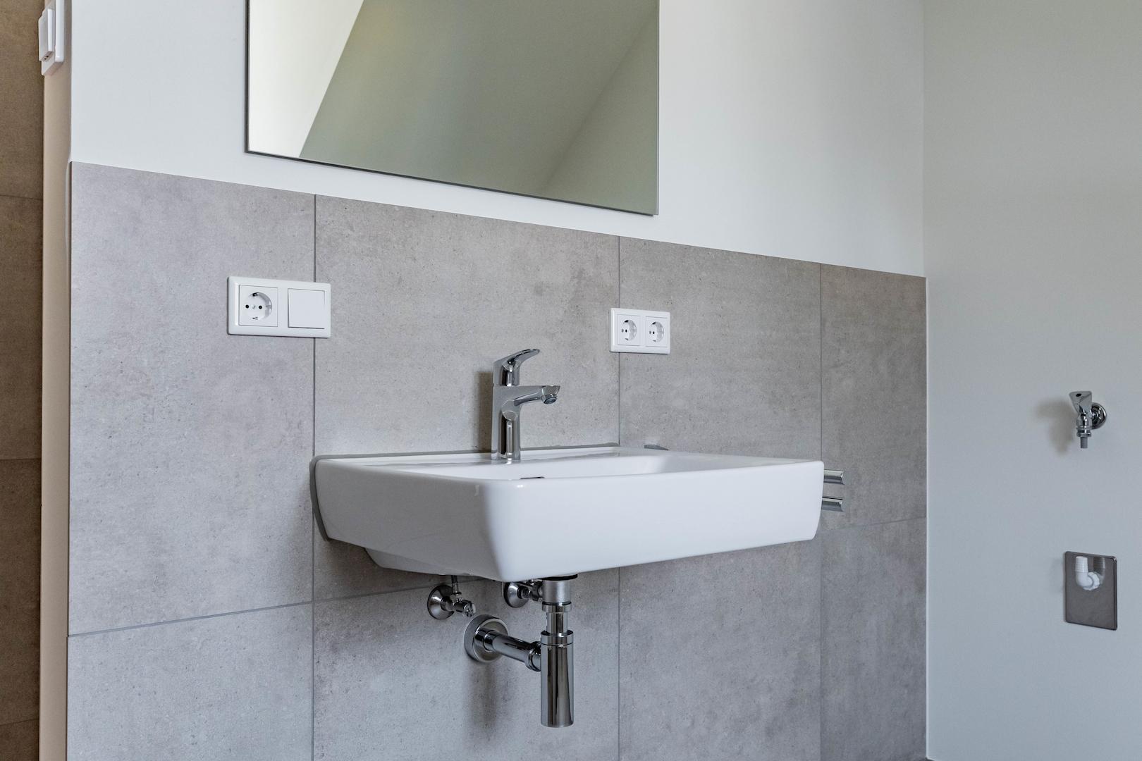 Badezimmer mit ebenerdiger Dusche und Badewanne (OG)