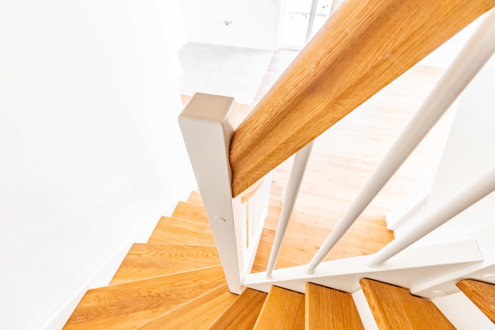 Eichentreppe mit Omegahandlauf und weißen Setzstufen