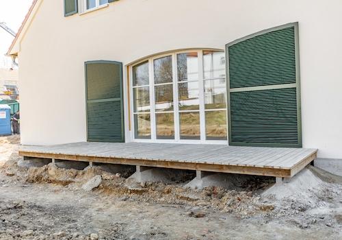 Terrasse in Osten (Garten wird aktuell angelegt) in den Süden ist noch eine weitere überdachte Südterrasse