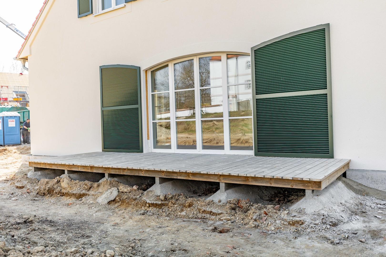 Terrasse in Osten (Garten wird aktuell angelegt) in den Süden ist noch eine weitere überdachte Südterrasse