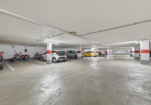 Großzügige Tiefgarage. Optional können bis zu 2 Stellplätze zusätzlich erworben werden. 