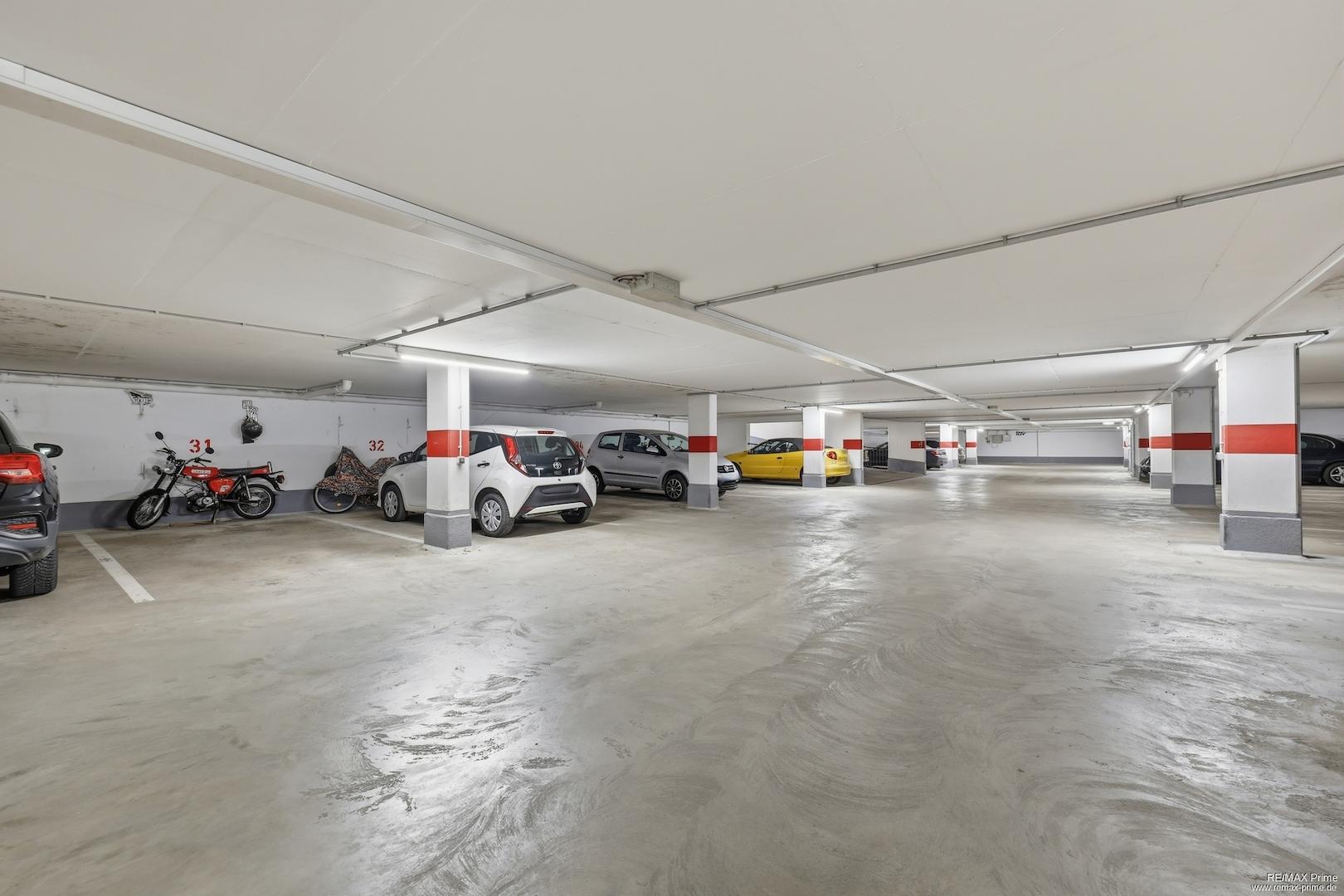 Großzügige Tiefgarage. Optional können bis zu 2 Stellplätze zusätzlich erworben werden. 