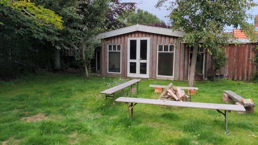 Gartenblick nach Norden mit Gartenhaus