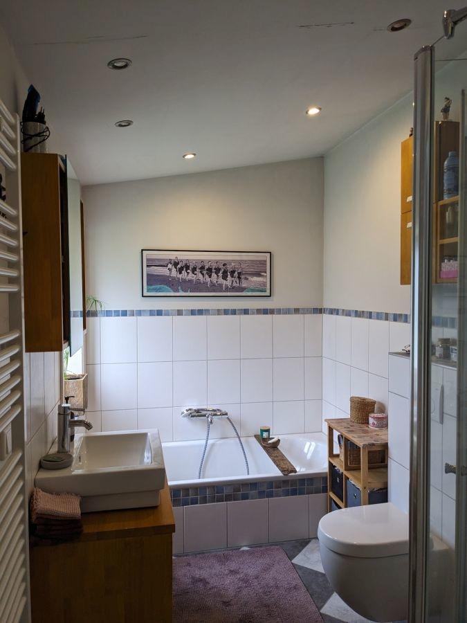 Badezimmer EG Wanne Fenster Westseite