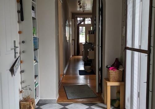 Flurblick zur Strasse Hintereingang rechts