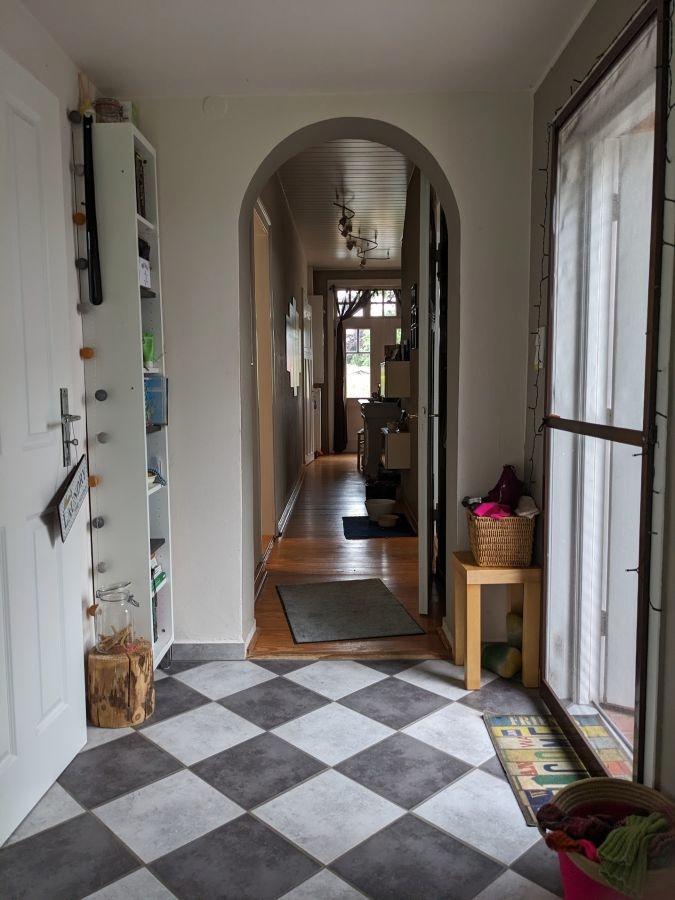 Flurblick zur Strasse Hintereingang rechts