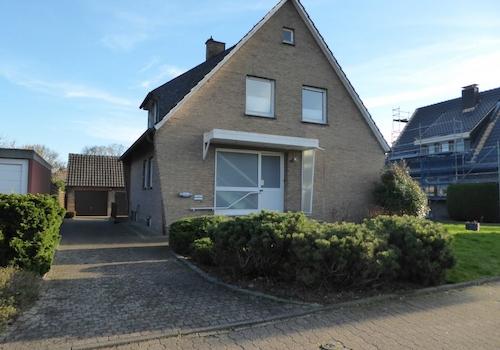 01_Haus mit Auffahrt und Garage