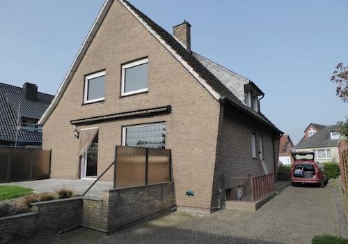 02_Haus Rückansicht und Auffahrt