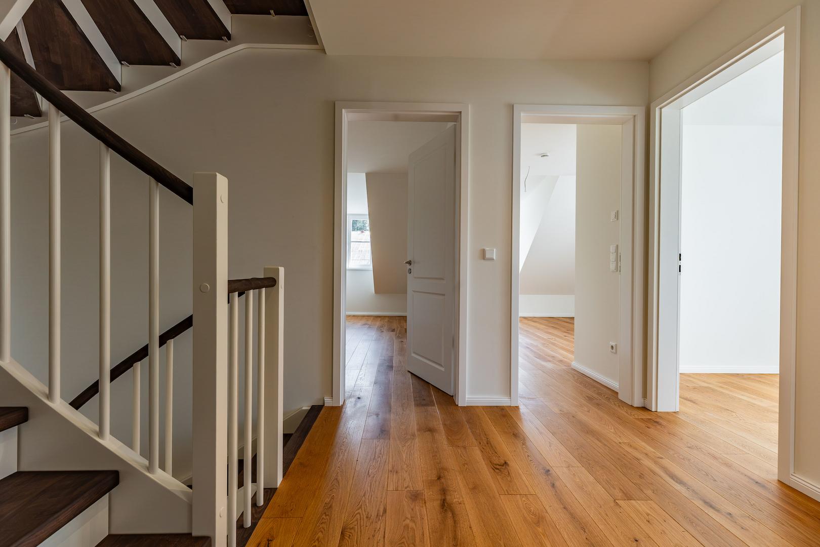 Flur (OG) mit deckengleichen Spots