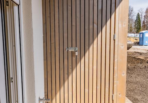 Absperrbarer Abstellraum auf Terrasse