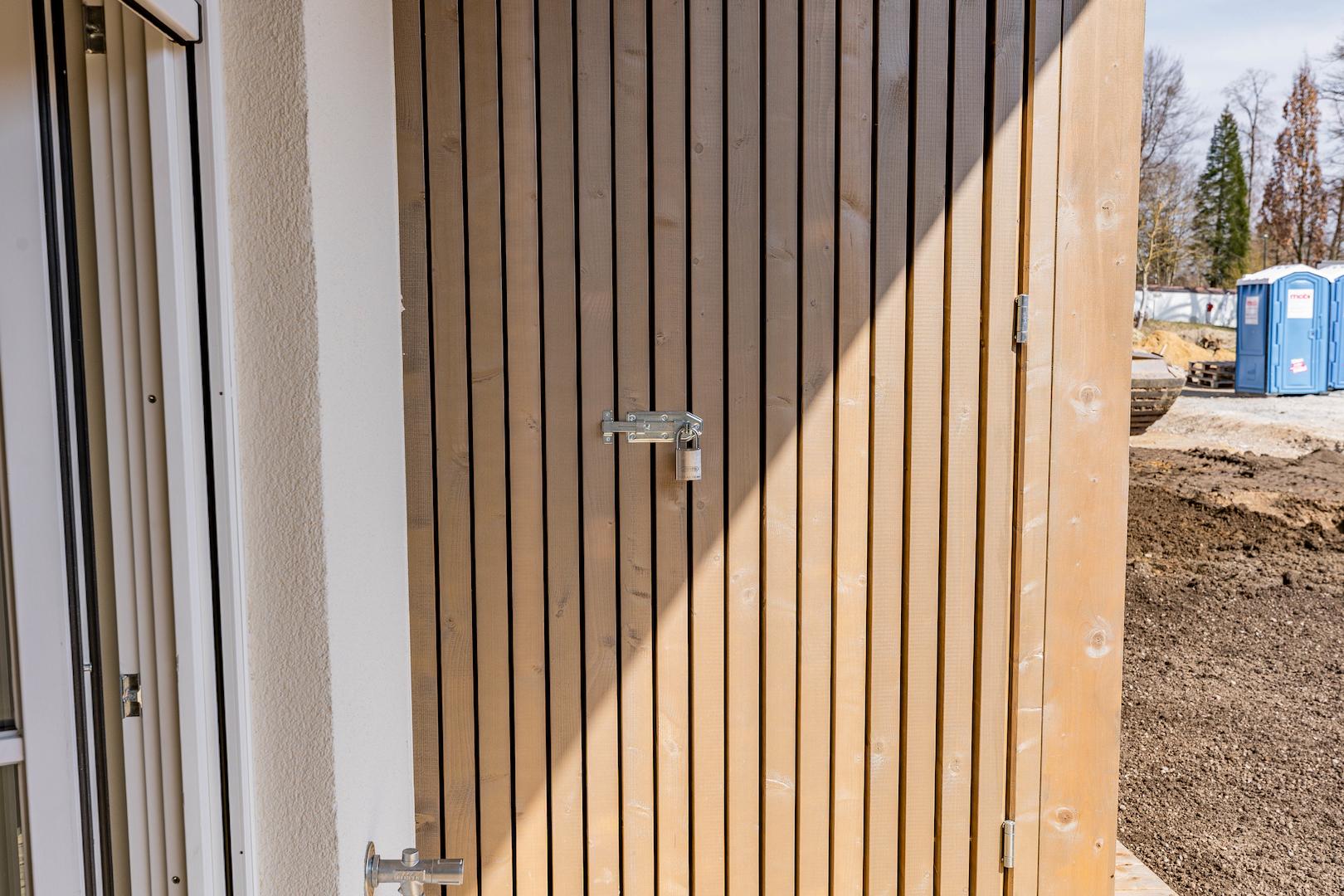 Absperrbarer Abstellraum auf Terrasse